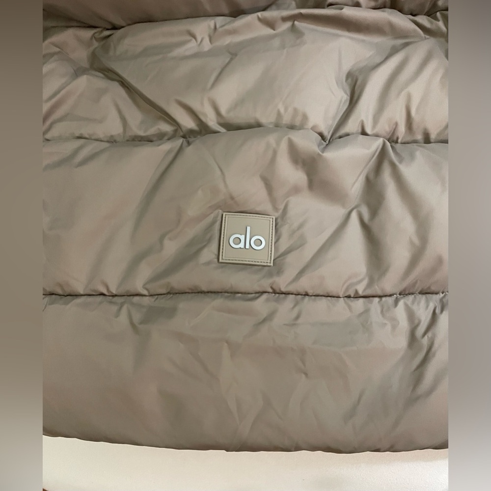ALO Yoga NWT Gold Rush Puffer Vest Cropped Jacket on Light Cocoa Color Size S - Picture 9 of 12